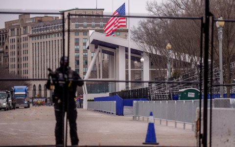 Un miembro del Servicio Secreto cierra una puerta de seguridad cerca del puesto de revisión del desfile de inauguración presidencial en Pennsylvania Avenue, en la Casa Blanca.