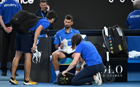 Novak Djokovic recibió asistencia médica por el desgaste físico.