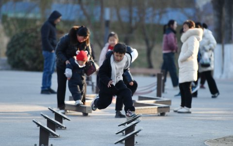 Un niño juega en un parque en Fuyang, provincia de Anhui, en el este de China.