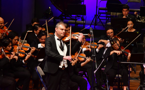 El estadounidense es considerado uno de los violinistas más dinámicos y versátiles de su generación.