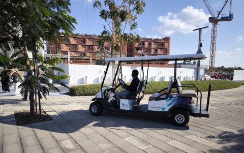 Una persona se traslada por una de las avenidas de Masdar City, situada en Abu Dabi, construida para ser un lugar que funcione sin emisiones de carbono.