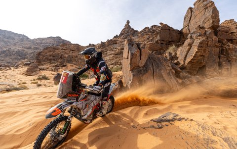 El tricolor Juan José Puga, en motos, tuvo que abandonar la prueba en la novena etapa por problemas de motor.