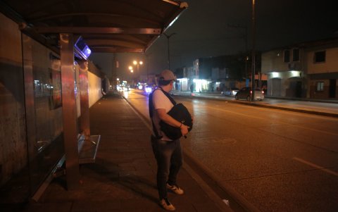 La falta de transporte público afecta en el ánimo estudiantil, pues arriesga el camino a casa.