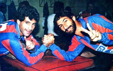 Mendoza (i) en su paso por el Deportivo Quito, con Juan Carlos de Lima, en 1986.