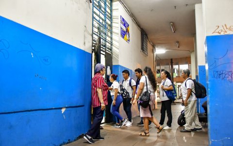 En su mayoría adultos, los alumnos van a clases nocturnas a cumplir su sueño de terminar el bachillerato.