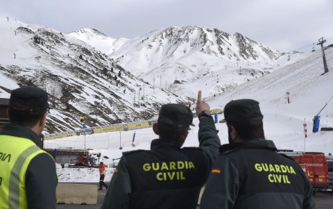 Fotografía de miembros de la Guardia Civil este sábado, en la estación de Astún (Zaragoza), debido a un accidente en un telesilla.