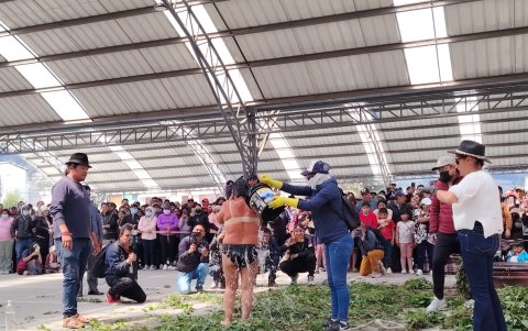 En la plaza Vicente Rocafuerte les realizaron un baño de “purificación” a los acusados.