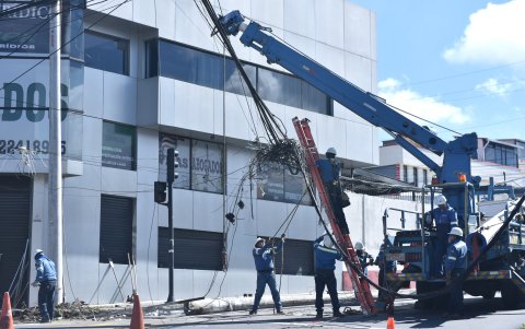 Técnicos de la Empresa Eléctrica acudió al sector de la Kennedy para restablecer el sistema eléctrico