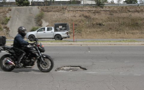 Riesgo. Los conductores deben esquivar los huecos a lo largo de la extensa avenida para evitar incidentes. Hace una semana la Epmmop hizo una intervención.