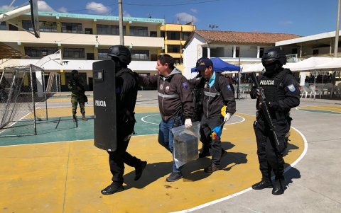 Durante el simulacro personal de Fuerzas Armadas y Policía Nacional simularon levantar un objeto sospechoso.
