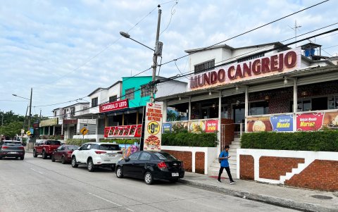 Varios locales que antes lucían con clientes al término de la tarde, ahora lucen sin ellos. Los comerciantes temen a que eso se agudice.