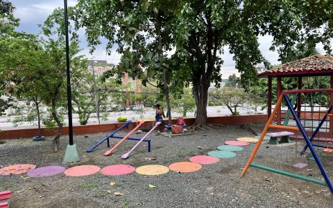 Recreación. En varios parques de Sauces, duermen y habitan personas en situación de calles. Muchos prefieren no llevar a sus hijos a estas zonas.