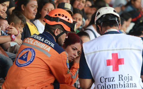 Paramédicos atienden a personas desplazadas.