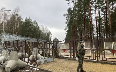 Un soldado monta guardia en la valla construida en la frontera polaca contra los ataques híbridos de Bielorrusia.