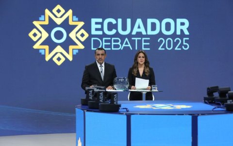 Fabricio Vela y Denisse Molina son los moderadores del debate.