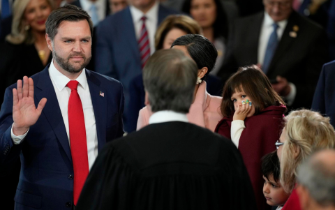 JD Vance (izq.) jura como vicepresidente ante el juez de la Corte Suprema Brett Kavanaugh mientras Usha Vance sostiene la Biblia en el Capitolio de Estados Unidos.