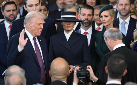 Donald Trump jura como 47º presidente de EE.UU. en la Rotonda del Capitolio, en Washington, DC, EE.UU., el 20 de enero de 2025.