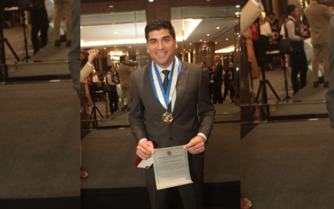 Otto Sonnenholzner, orgulloso con su reconocimiento.