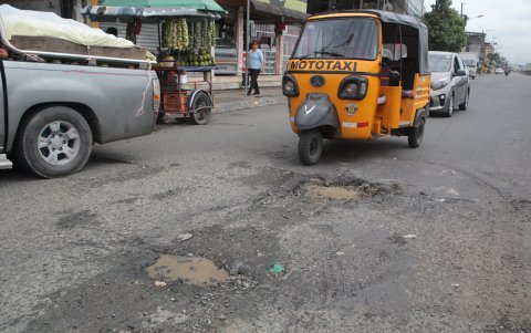 Vías. Antes de llegar al redondel en la calle Ketty Romo Leroux se ven varios baches. Los conductores que a diario pasan por ahí se quejan por las afectaciones que le provoca a sus vehículos.