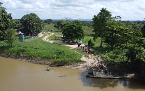 Los desplazados desembarcan en canoas después de cruzar el río Tarra, que divide a Colombia y Venezuela, en Tres Bocas, estado de Zulia, el 19 de enero de 2025.
