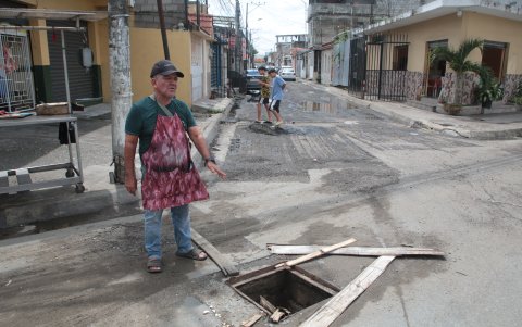 Alcantarillas. En la calle Roberto Estrada hay un enorme hueco por la falta de tapa de alcantarilla. Los moradores temen que esto pueda provocar accidentes de tránsito o peatones lastimados.