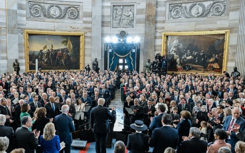 La toma de posesión de Donald Trump como el 47º presidente de los Estados Unidos tiene lugar dentro de la Rotonda del Capitolio de los Estados Unidos en Washington.