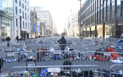 Se ven suministros desechados donde los partidarios estaban alineados afuera del Capitol One Arena, donde el presidente de los Estados Unidos, Donald Trump, habló.