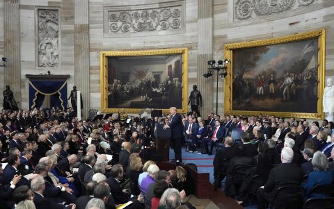 El presidente Donald Trump pronuncia su discurso inaugural durante la 60ª Inauguración Presidencial en la Rotonda del Capitolio.