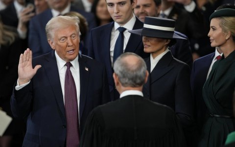 Donald Trump (izq.) presta juramento como presidente número 47 de los Estados Unidos ante el presidente del Tribunal Supremo, John Roberts.
