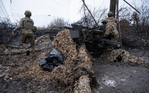 Militares de Ucrania preparan un obús remolcado M101A1 de fabricación estadounidense cerca de una línea del frente en un lugar no divulgado de la región de Járkov, Ucrania, 18 de enero de 2025.
