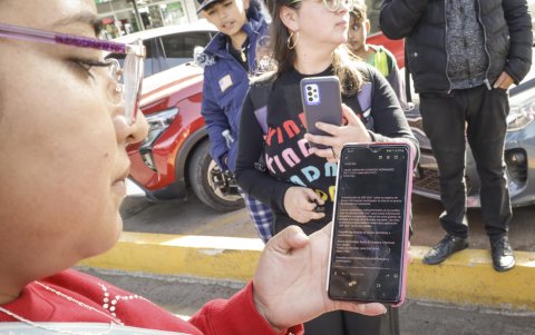 Una migrante muestra su cita cancelada del programa CBP-One este lunes, en el puerto fronterizo de El Chaparral, en la ciudad de Tijuana, Baja California (México).