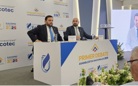 Andrés Madero, decano de la Facultad de Derecho, y Vicente Andrés Taiano, directivo de la Universidad Ecotec, explicaron el formato del debate.