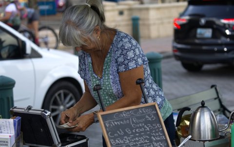 Intercambio. Una comerciante cuenta dólares estadounidenses, en el Mercado Agrícola del Viejo San Juan.