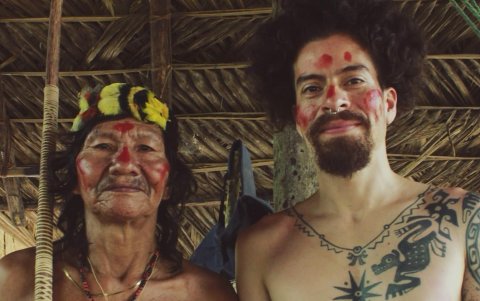 Fabrikante con un miembro de la comunidad waorani, durante uno de sus viajes para conocer sobre su música, en 2024.