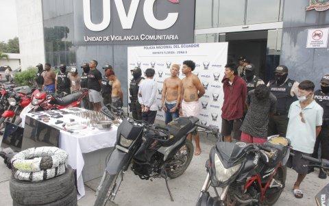 Detenidos junto a los elementos decomisados.