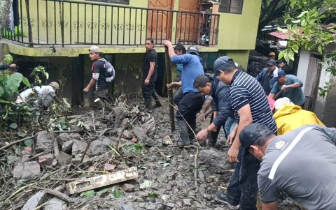 La comunidad se unió para desalojar los restos de barro.