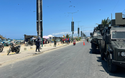 El Ejército interviene para dispersar a los manifestantes y reabrir la vía, luego de varias horas de bloqueo en la carretera.