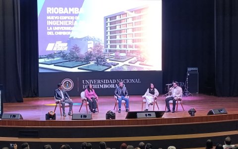 Noboa visitó la Universidad Nacional de Chimborazo (Unach), donde inspeccionó la construcción de un nuevo edificio y participó en un conversatorio.
