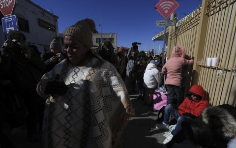 Cientos de migrantes permanecen varados en el puente Internacional Paso del Norte, en Ciudad Juárez (México) tras las estrictas medidas migratorias de Trump.