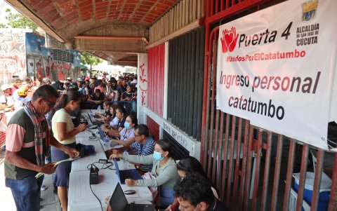 Desplazados por la violencia en el Catatumbo son registrados para recibir ayudas este martes, en Cúcuta (Colombia).