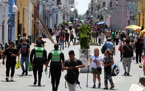Varias personas caminan por una calle este martes, en Trujillo (Perú).