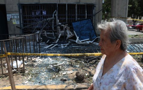 Una mujer camina frente a una sede de la Fiscalía este martes, en Trujillo (Perú).