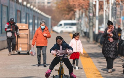 La gente camina frente al mercado comercial de mariscos de Huanan, cerrado y vallado, en Wuhan, provincia de Hubei, China, 20 de enero de 2025 (publicado el 22 de enero de 2025).