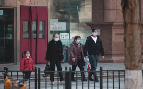 Personas con máscaras caminan frente al Hospital Central de Wuhan, donde trabajó el primer denunciante de COVID-19, el Dr. Li Wenliang, en Wuhan, provincia de Hubei, China