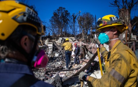 Los Bomberos inspeccionan una casa quemada por el incendio Palisades en el vecindario de Pacific Palisades.
