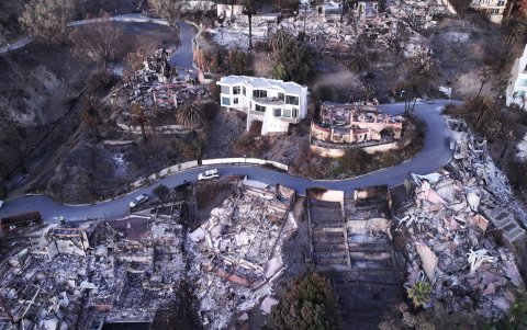 Una vista aérea de las casas en las laderas que ardieron en el incendio Palisades, cerca de una casa que está intacta.