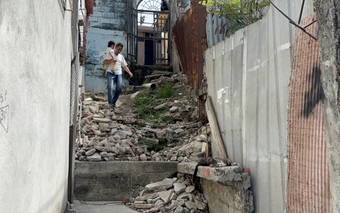 Peligro. Al término de la subida El Pechiche, en el Cerro Santa Ana, no tiene escalinatas; sus moradores deben arriesgarse a bajar con sus hijos en brazos. Algunos se han resbalado.