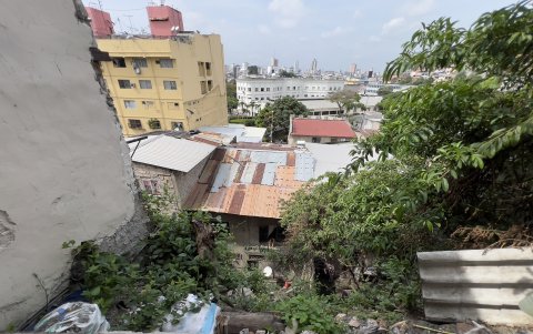 Los moradores del Cerro Santa Ana piden al Municipio que adecue el barranco, que coloque un muro para que la gente no se caiga ni que las piedras rueden hasta las casas que están al final de este.