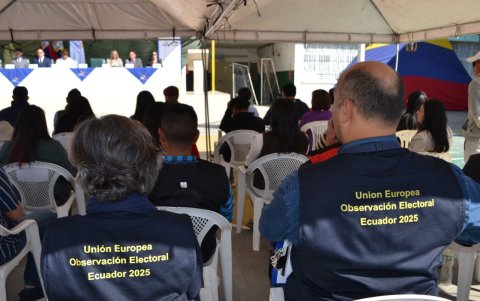 Los observadores participan en reuniones con representantes de los partidos políticos, autoridades y organizaciones sociales.