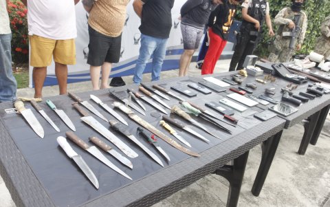 Cuchillos y armas de fuego, decomisadas.